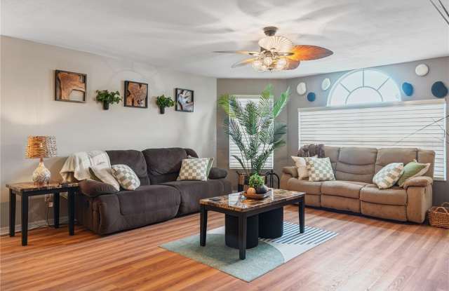 2476 SWEETWATER CLUB Circle Gallery 2