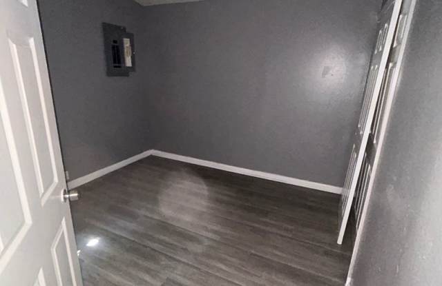 LIMITED TIME**NO APPLICATION FEE**1/2 OFF DEPOSIT** photos photos