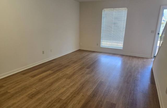 Spacious 1 Bedroom, 1.5 Bath Townhouse – Minutes from Nashville Gallery 3