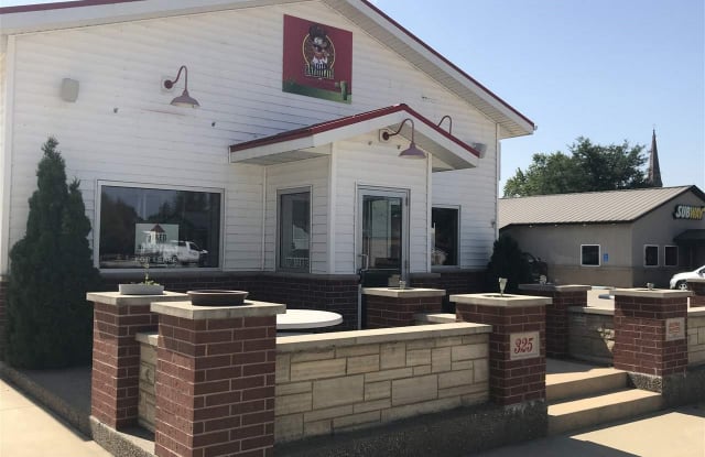 325 W 1st - 325 1st Ave W, Cascade, IA 52033