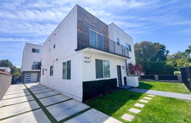 Gated Standalone Home w/ Attached Garage | 4-BR/5-BA | Sherman Oaks photos photos