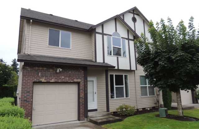 MOVE-IN SPECIAL – 1/2 Off First Month’s Rent! Charming 3-Bedroom End-Unit Townhome with Attached Garage & Private Yard! Gallery 2