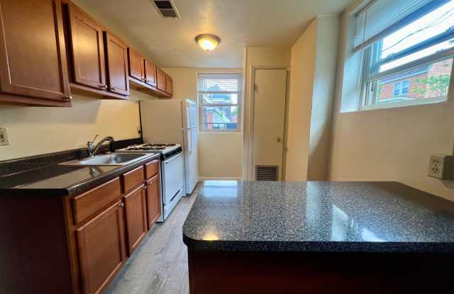 Charming One Bedroom in Oakland! Ample Natural Light! Call Today! photos photos