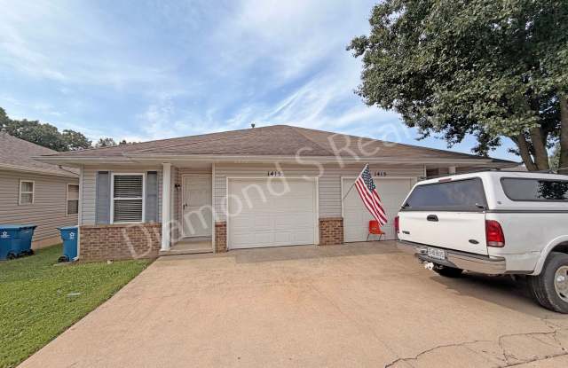 2 Bed / 1 Bath Duplex in Ozark Available! Gallery 3