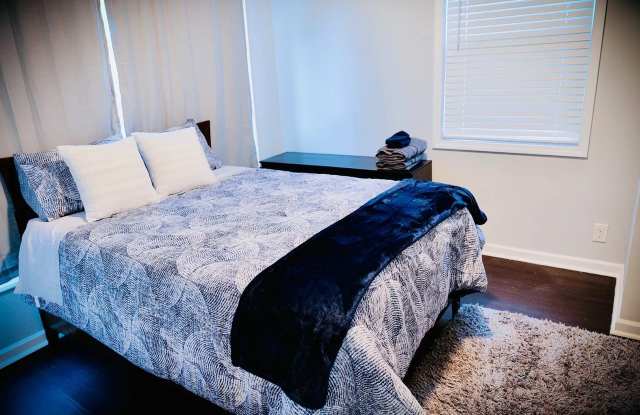 Room in 5 Bedroom Home at E Ontario Ave Gallery 4