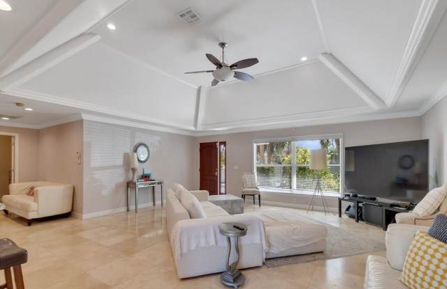 527 E Causeway Boulevard Gallery 4