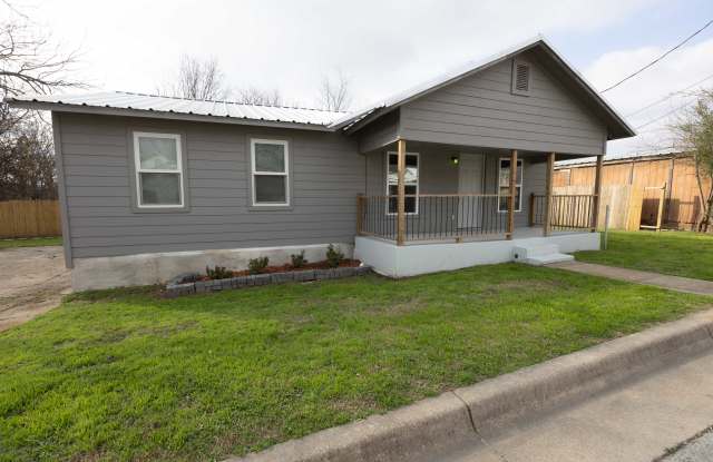 704 Southeast 13th Street - 704 Southeast 13th Street, Mineral Wells, TX 76067