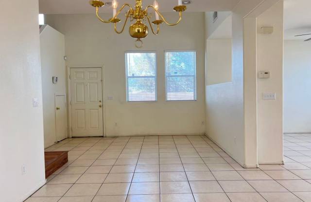 Bright and spacious home Gallery 4