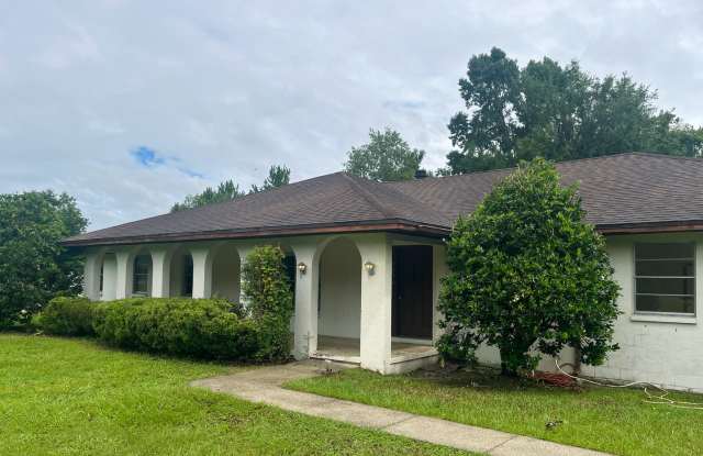 Huge 5 Bedroom, 3 Bathroom House - Just South of Archer Road! Gallery 3