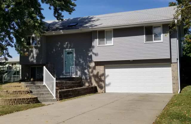 Spacious La Vista Home with Deck Finished Lower Level!! - 9114 Autumn Lane, La Vista, NE 68128 Spacious La Vista Home with Deck Finished Lower Level!! - 9114 Autumn Lane, La Vista, NE 68128