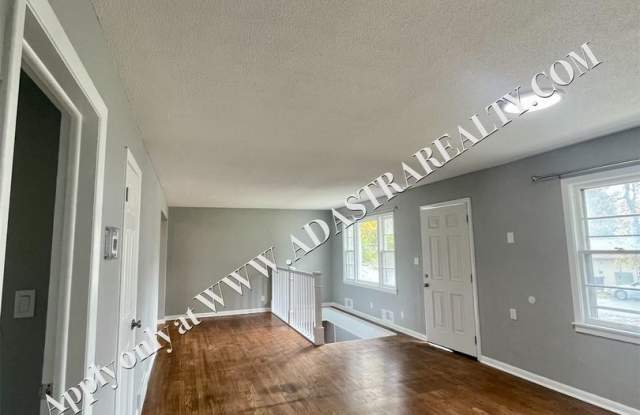 Updated 3 Bed 2 Bath House in North KC!!-Available NOW!! Gallery 4