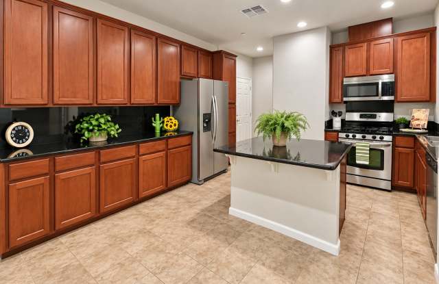 Spacious Townhouse with Backyard for Rent in Great Lincoln Location Gallery 3