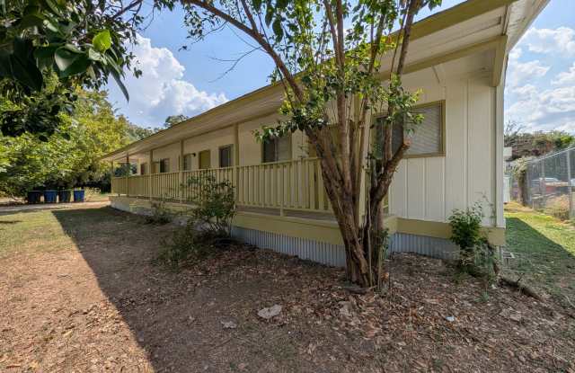 1/1 Triplex - End Unit /No Carpet / Vinyl Plank Flooring / Lots of Parking / CISD Gallery 4