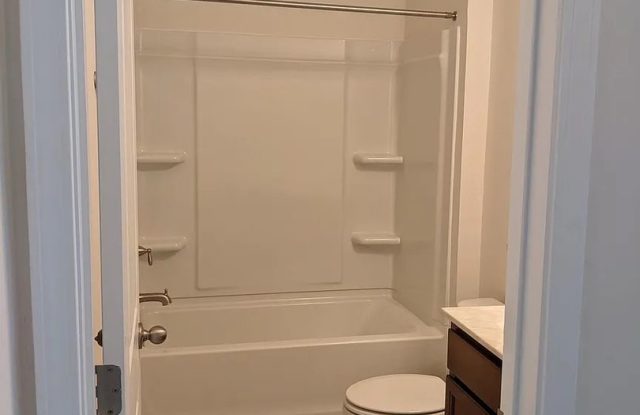 Room in 4 Bedroom Home at Diamond Dove Ln Gallery 4