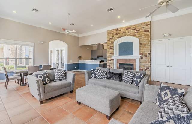 Lakeside Pointe Apartments & Townhomes Gallery 4