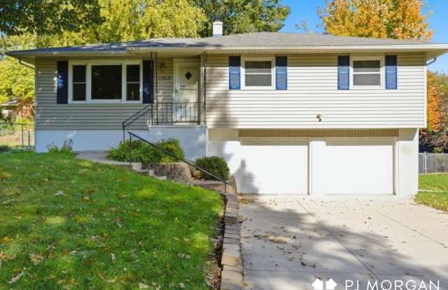 Adorable Westside Home Just Steps from Rockbrook Village! - 11018 Prairie Village Drive, Omaha, NE 68144