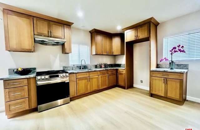 2707 Kelburn Ave photos photos