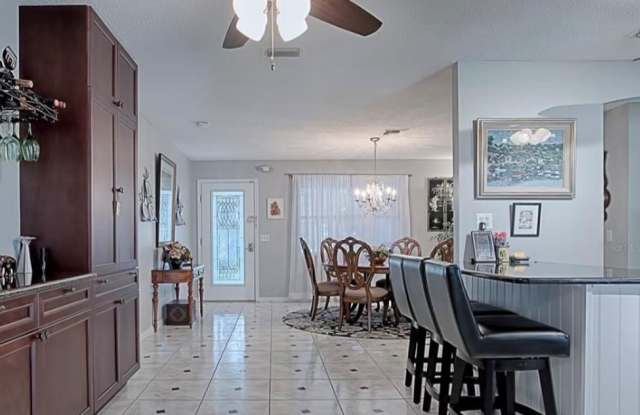 Spectacular Fully Furnished SEASONAL Home with Golf Course views and pool* Gallery 4