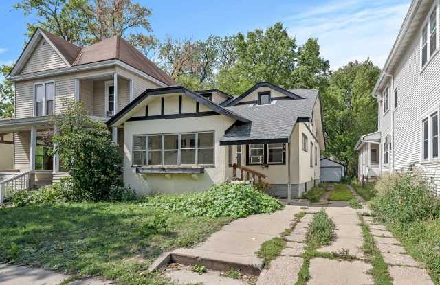 SPACIOUS 4BD/2BA House in the heart of Como near U of M! Avail. 9/1/25! - 1079 13th Avenue Southeast, Minneapolis, MN 55414