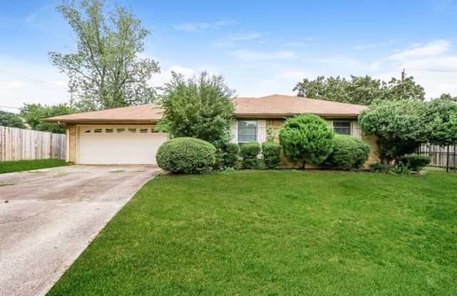 752 Aspen Court - 752 Aspen Court, Hurst, TX 76054