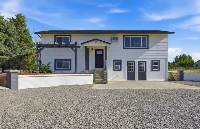 Beautifully Remodeled 4-Bedroom Home with Mountain Views! Gallery 1