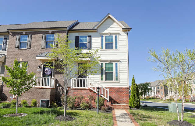 Welcome home to this move-in ready end unit TH in sought after Potomac Shores! photos photos
