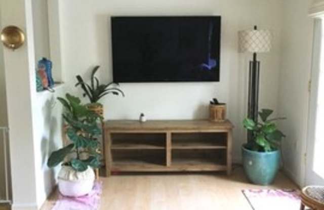 925 Lynham Court Gallery 3