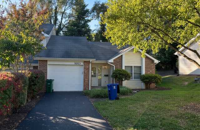 Excellent Town Home Close To Downtown With A Garage Gallery 1