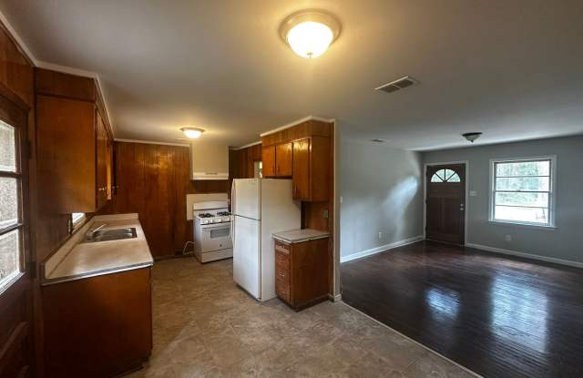 Spacious 3BR/1BA Valdosta Home with Carport Near VSU & Schools! Gallery 4