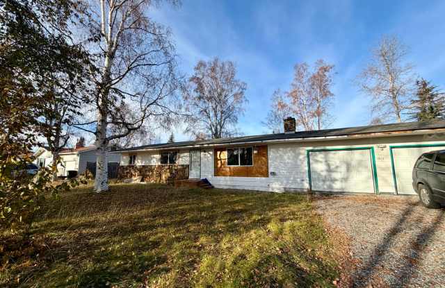 Spacious 6-Bedroom Home with In-Law Layout in Aurora Subdivision Gallery 1