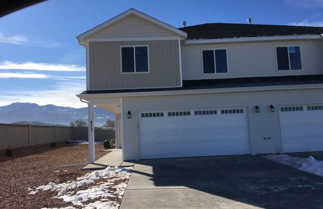 Duplex (Pet friendly with owner approval) photos photos