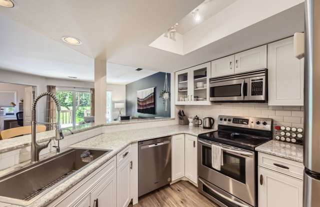 Nature Meets the City: Spacious & Elegant 1-BDR Gallery 3