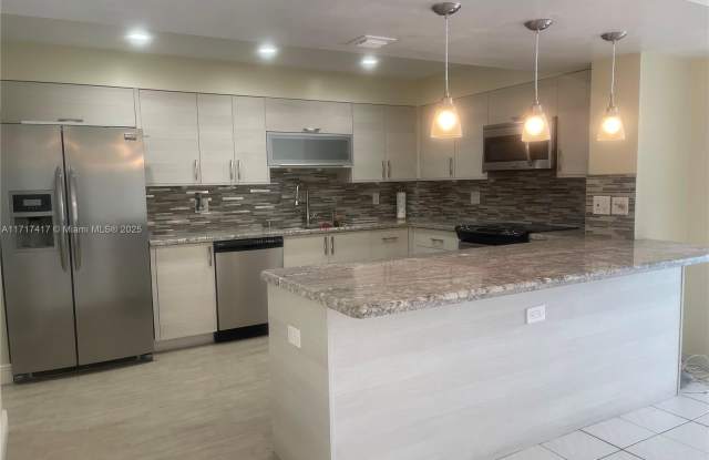 5825 Collins Ave photos photos
