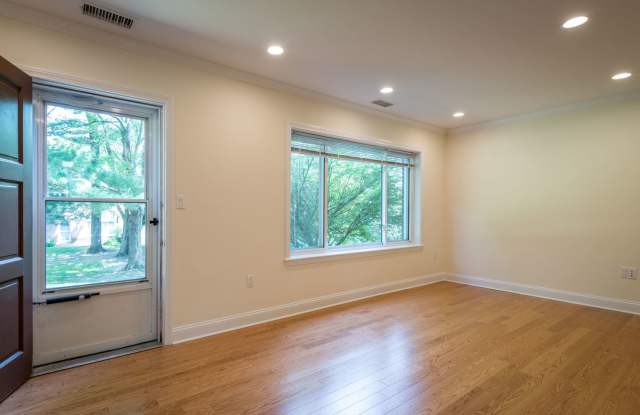 Brookline Townhouse – 1 Bedroom – In-Unit Laundry – Pet Friendly Gallery 4