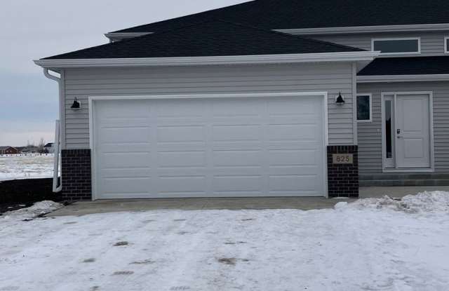 4 Bed 3 Bath Twin Home - 825 5th Street Southeast, Mayville, ND 58257