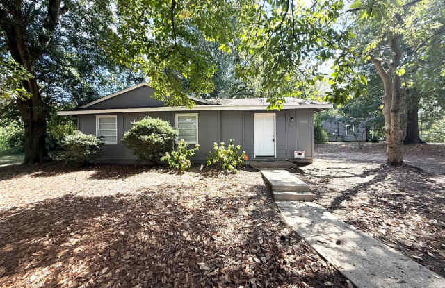 ** 3 bed 1 bath located in Forest Hills ** Call 334-366-9198 to schedule a self showing photos photos