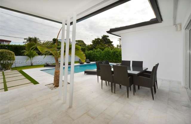 880 N Venetian Dr Gallery 3
