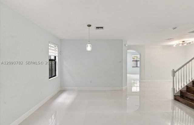 8770 NW 99th Path Gallery 3