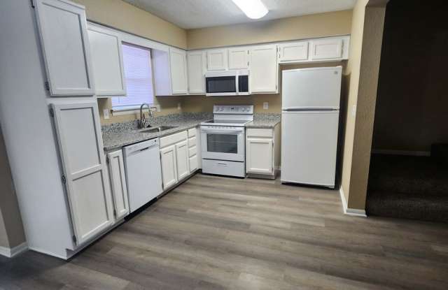 Nice 2 bedroom 2 1/2 bath Town house - 931 Mulberry Street, Belton, MO 64012