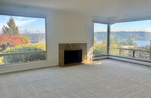 Beautiful Lake Forest Park Rambler with Lake Washington Views! Gallery 3