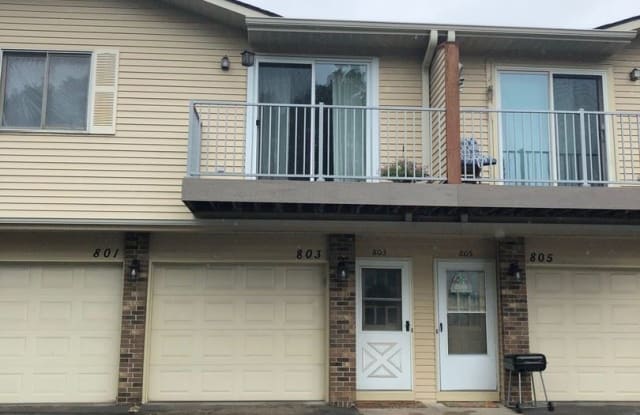 803 Parkside Dr - 803 Parkside Drive, Vadnais Heights, MN 55127