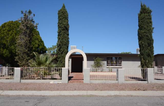 Charming 4 Bedroom 2 Bedroom! Great South Tucson Location! photos photos