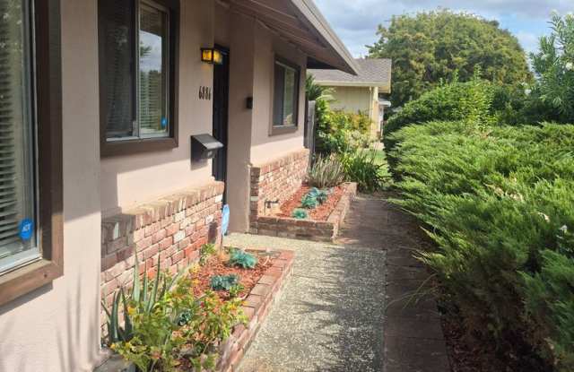 2 Bedroom Duplex in the Pocket Area Gallery 3