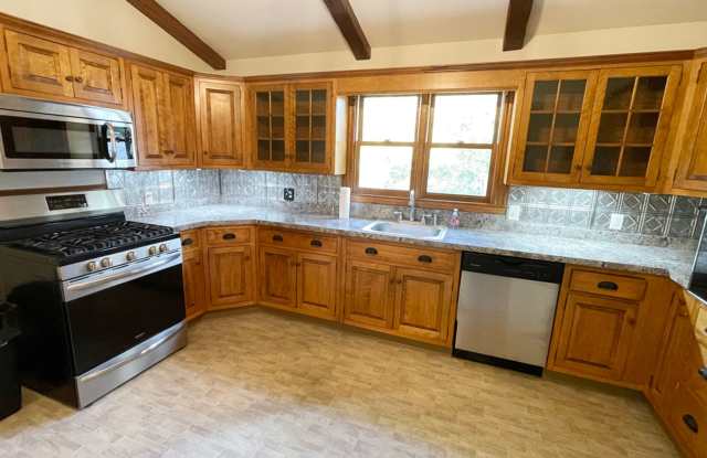 Gorgeous 3BR 1 Bathroom in Leominster - HOT Gallery 1