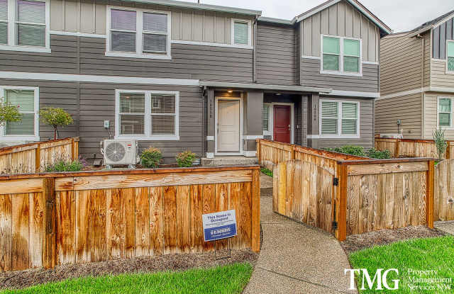 Wonderful 3 Bed 2.5 Bath Townhome in Orchards! photos photos
