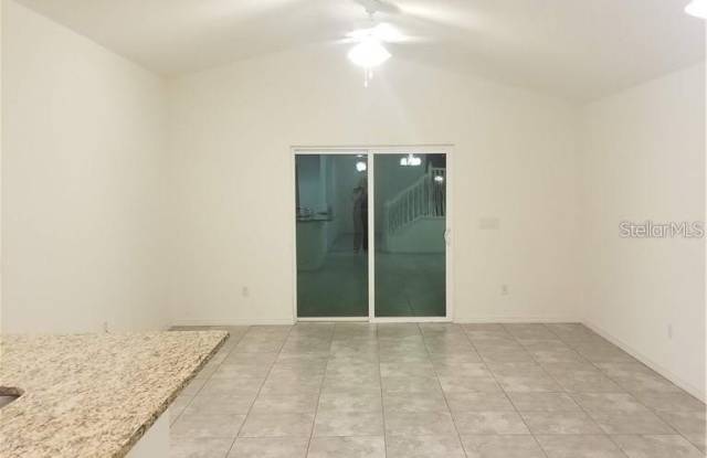 1906 PONTOON Place Gallery 4