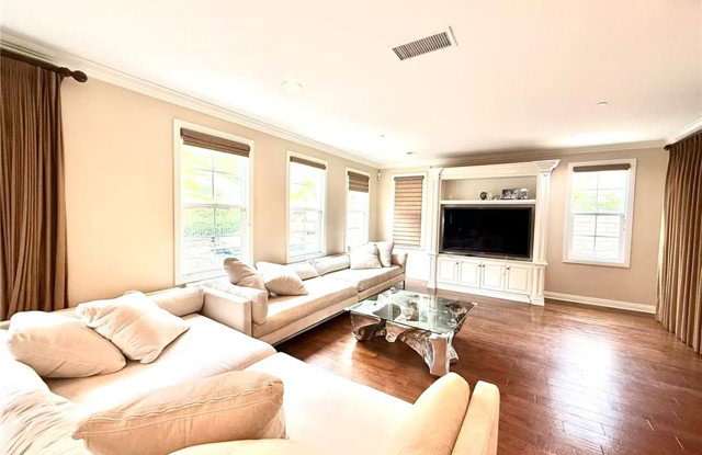 1009 Newhall Terrace Gallery 2