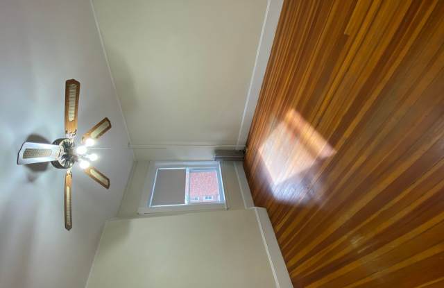 Charming 2.5 Bedroom-No Broker Fee Gallery 3