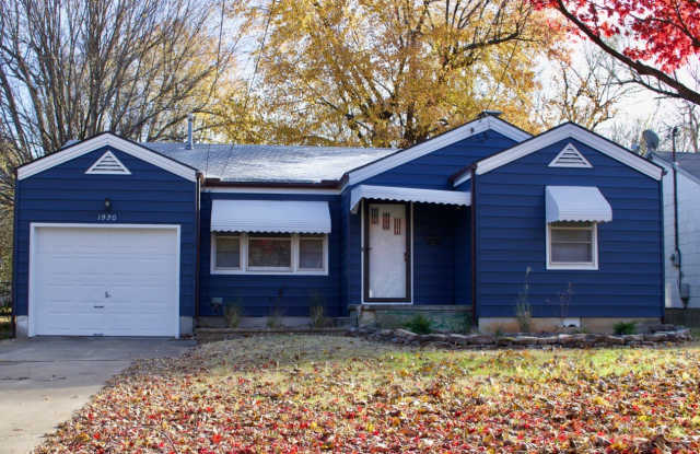 Adorable 2 bed/1 bath home with garage and fenced in yard. - 1920 South Kimbrough Avenue, Springfield, MO 65807