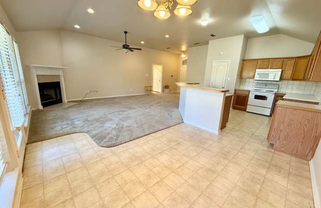 Spacious 3-bed/2-bath on corner lot! Gallery 4